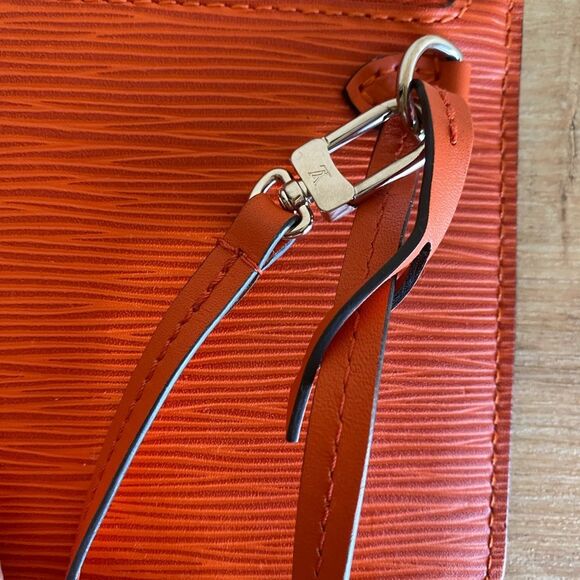 Authentic Louis Vuitton epi clutch bag - Picture 2 of 9